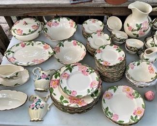 VINTAGE SWEET LARGE SET OF FRANCISCAN DESERT ROSE. MANY PIECES.