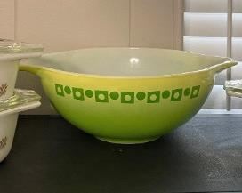 2 VINTAGE COVERED TOWN & COUNTRY CASSEROLE DISHES, GREEN DOT-SQUARES 4-QT PROMOTIONAL CINDERELLA MIXING BOWL AND COVERED PROMOTIONAL EMPIRE SCROLL CASSEROLE DISH.