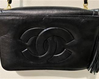 FABULOUS BLACK LEATHER CHANEL PURSE!