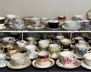 LOTS OF ANTIQUE TEACUP AND SAUCER SETS.