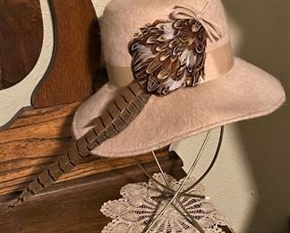 LADIES VINTAGE BRIM HAT WITH FEATHER