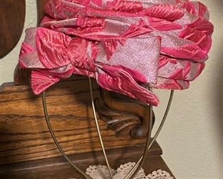 VINTAGE EVELYN VARON PILLBOX HAT.