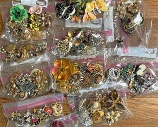 WE HAVE BAGS OF VINTAGE BROOCHES, LOTS WITH RHINESTONES!