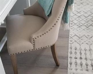 Upholstered accent chair