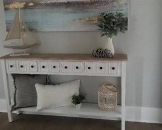 Art, decor & fabulous foyer table