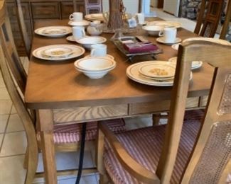 Bassett Dining Room Table with 6 Chairs. Excellent Condition! 