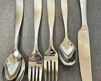 please note there is 1 salad fork missing