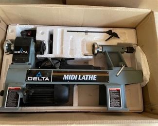 Delta Industrial 46-250 12.5 Inch Variable Speed Midi Lathe.