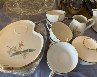 NORITAKE TEA SET - ORIENTAL 6341 - TEA POT, SUGAR BOWL, CREAMER & PLATES, 5 SETTINGS.