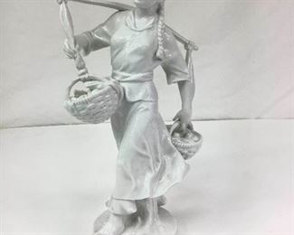 Alab853 German Meissen Statue