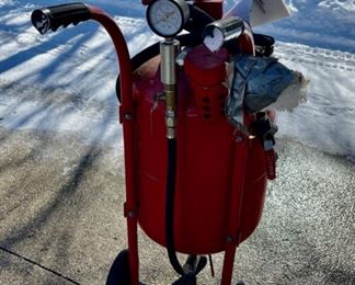 Central Pneumatic 40 lb Pressurized Sandblaster 