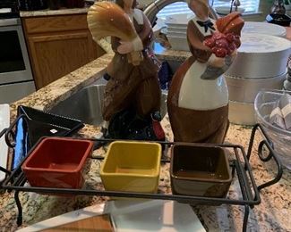 Mera Vic porcelain pilgrim couple, pampered chef server