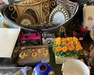 such pretty frames!! and nice galvanized buckets