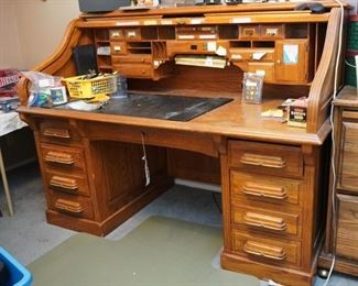 Roll-top desk