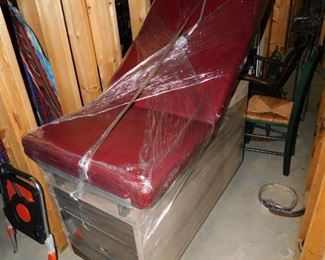 MIDMARK MEDICAL 104 EXAM TABLE
REFURBISHED