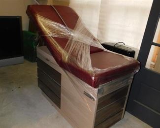 MIDMARK MEDICAL 104 EXAM TABLE
REFURBISHED