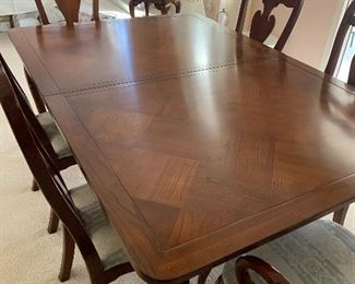 Gorgeous Harden dining table with 6 chairs, 2 with arms. Two leaves and custom pads.
