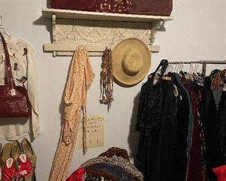 HATS, PURSES, SCARVES, BELTS, SHOES... WE HAVE ALL WOMENS CLOTHES AND ACCESORIES!