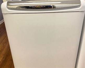 Whirlpool Cabrio Electric Front loading washer . Mint condition, 1 owner and in great condition. 