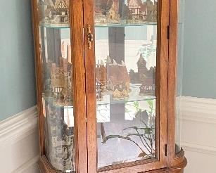 Vintage Curio by Pulaski  Beautiful glass shelves with lighting