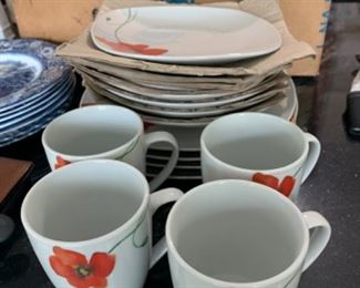 New set of 16-Pc Poppy Soft Square Dinnerware Set