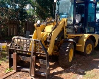 CAT 904B with just a little over 1300 hours. Comes with the bucket.