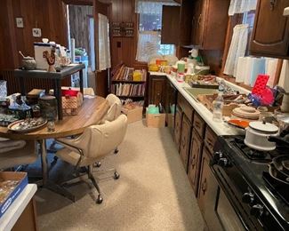 Kitchen ware, cookbooks, table & 6 chairs