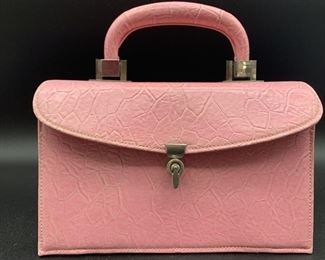 VTG MEYERS PINK HANDBAG VTG MEYERS PINK HANDBAG
-8" X 3" X 5"
-FAUX LAETHER PINK REPTILE HANDBAG
-GOOD CONDITION
-SIGNS OF LIGHT USE
-JF3-1