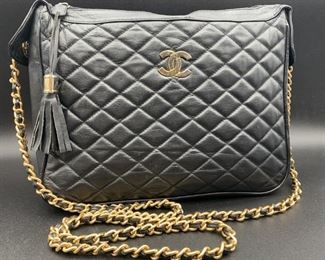 CHANEL QUILTED LEATHER HANDBAG PURSE
CHANEL QUILTED LEATHER HANDBAG PURSE
-11" X 8.5"
-VERY GOOD CONDITION WITH SIGNS OF USE
-WOMEN'S HANDBAG, CROSSBODY
-JF3/1