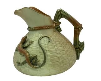 ANTIQUE ROYAL WORCESTER LIZARD PITCHER 6"
ANTIQUE ROYAL WORCESTER PITCHER WITH MOLDED BASKET WEAVE PATTERN, FAUX BAMBOO HANDLES AND APPLIED PAINTED LIZARD
-6" X 6" DIAMETER
-C. 1894
-STAMPED X ON BOTTOM
-VERY GOOD CONDITION
-DP22822