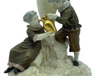 ANTIQUE ROYAL WORCESTER MANTEL PIECE 7"
ANTIQUE ROYAL WORCESTER YOUNG GIRL & BOY HOLDING JUG & URN MANTEL PIECE
-STAMPED T5
- 7" X 7" DIAMETER APPROX
-VERY GOOD CONDITION
-DP22322