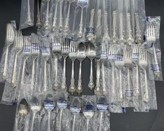 INTERNATIONAL STERLING MASTERPIECE FLATWEAR FOR 8
NEW ! INTERNATIONAL STERLING SILVER "MASTERPIECE" FLATWEAR SET -SERVICE FOR 8 ( 40 PIECES)
-2104 GRAMS
-NEW IN ORIGINAL PLASTIC
-DP22522