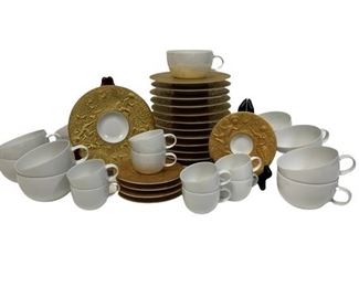 ROSENTHAL MAGIC FLUTE SARASTRO TEA AND COFFEE SET
ROSENTHAL MAGIC FLUTE SARASTRO SERVICE FOR 12
-MAGIC FLUTE SARASTO
-13 COFFE CUP LINER SAUCERS 6" APPROX
-13 MAGIC FLUTE COFFEE TEA CUPS
-5 MAGIC FLUTE DEMATISSE ESPRESSO SAUCER 4.75"
-8 ESPRESSO CUPS
-VERY GOOD CONDITION THERE IS 1 DAMAGED SOUP CUP WEAR CONSISTENT WITH AGE AND USE