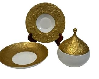 ROSENTHAL MAGIC FLUTE SARASTRO TABLEWARE

ROSENTHAL MAGIC FLUTE SARASTRO TABLEWARE/GRAVY SET
-GRAVY BOWL 4.5 X 3"
-GRAVY PLAT/LINER 7.5" DIAMETER
-SMALL SERVING PLATE 7.5 " DIAMETER
VERY GOOD CONDITION WEAR CONSISTENT WITH AGE AND USE