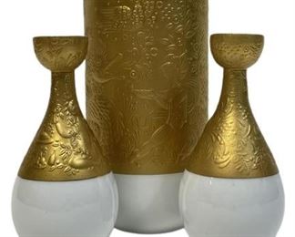 ROSENTHAL MAGIC FLUTE SARASTRO TABLEWARE

ROSENTHAL MAGIC FLUTE SARASTRO TABLEWARE VASE AND CANDLE STICKS
-VASE 8.25 X 4"
CANDLE STICKS 6.25 " H SET OF 2
VERY GOOD CONDITION WEAR CONSISTENT WITH AGE AND USE
