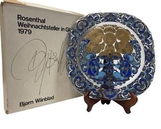 ROSENTHAL WEIHNACHTSTELLER IN GLAS 1981 PLATE
ROSENTHAL WEINACHTSTELLER IN GLAS 1981 LIMITED ADITION ROSENTHAL STUDIO LINE IN ORIGINAL BOX
-BLUE SQUARE PLATE WITH GIRLS 11" DIAMETER
-VERY GOOD CONDITION WEAR CONSISTENT WITH AGE AND USE