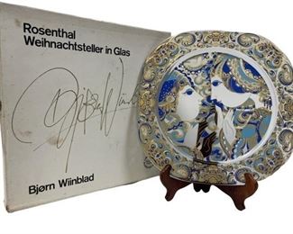 ROSENTHAL WEINACHTSTELLER BJORN WIINBLAND PLATE

ROSENTHAL WEINACHTSTELLER IN GLAS LIMITED ADITION ROSENTHAL STUDIO LINE IN ORIGINAL BOX
-BLUE AND GOLD SQUARE PLATE 11" DIAMETER
-VERY GOOD CONDITION WEAR CONSISTENT WITH AGE AND USE