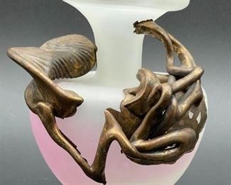 VINTAGE DECO STYLE FROSTED GLASS & PEWTER VASE 5"
VINTAGE DECO STYLE FROSTED GLASS & PEWTER VASE
-5" X 4" DIAMETER APPROX
-VERY GOOD CONDITION
-DP22822