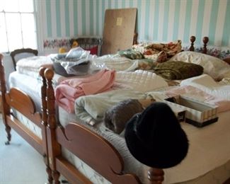 pair maple twin beds, quilts