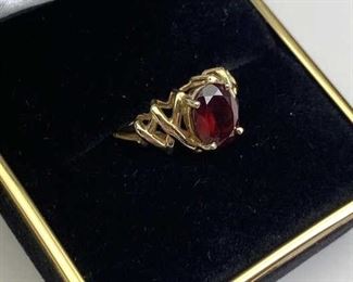  10K Yellow Gold & Garnet Gemstone Ring in Box. Marked and jeweler tested. Comes in a size 6.5