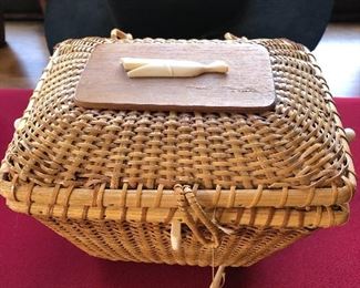 Nantucket basket purse with loose lid