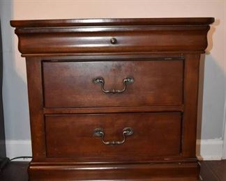 Traditional 3 Drawer Nightstand