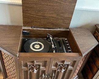 Vintage stereo, am/fm, turntable, all in working condition