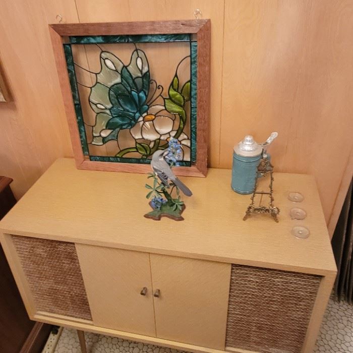 Mid- Century Modern Radio/ Turn Table with Cabinet