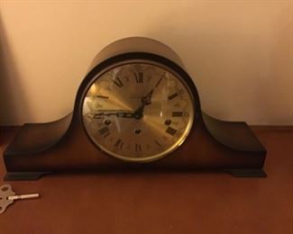 Mantle clock with correct key. Believe to be 1970s vintage. Comes with original packaging; Made in Germany.