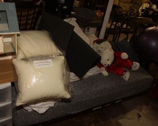 day bed with bedding