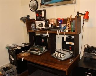 Computer Desk, Vintage Typewriters. Computer keyboards, 