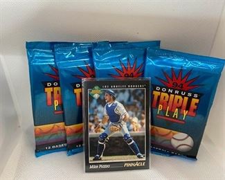 Pinnacle Mike Piazza rookie card and 4 packs of DonRuss baseball cards unopened.