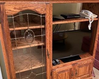Oak cabinet w/leaded glass door 