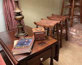 Ethan Allen side table, 3 stools